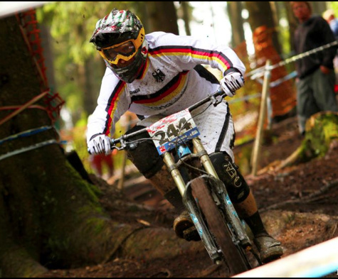 Deutscher Downhill-Meister in Sportopaedie operiert