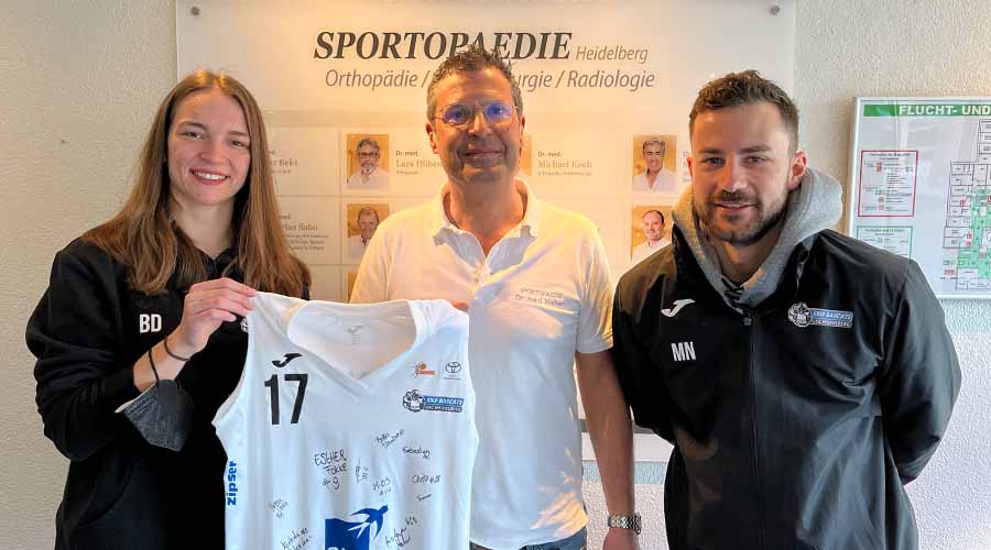 BASCATS USC Heidelberg übergeben signiertes Trikot